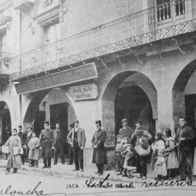 Imagen de comienzos del s.XX donde se aprecia la diferencia de escala entre los arcos de la Plaza de la Catedral de Jaca