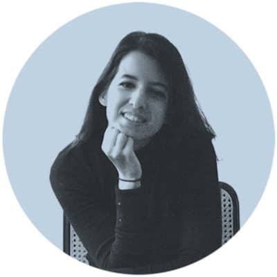Fotografía de perfil de la arquitecta Elena Jiménez Sánchez